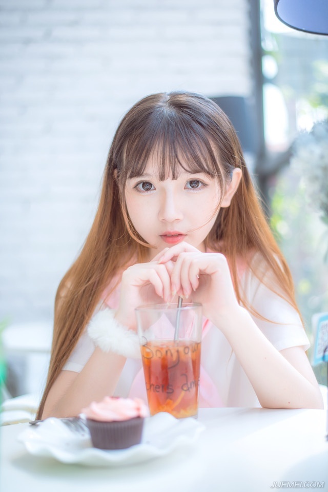 “夫人，有事？”刘璝回头，看着这个曾经名满蜀中的美人，如今却已经成了自己的妻子，成了自己孩子的娘亲，当初不知道羡煞多少蜀中俊杰，每每想到这里，刘璝就一阵自豪。